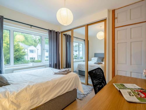 Schlafzimmer mit einem Bett, einem Schreibtisch und einem Fenster in der Unterkunft 2 Bed in Cockermouth 82631 in Cockermouth