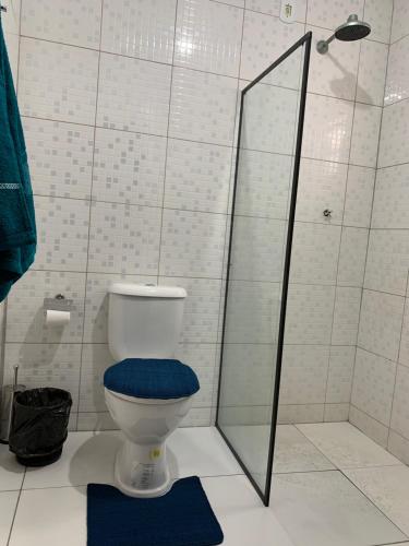 a bathroom with a toilet with a glass shower at Flat Completo- Apartamento. in Piranhas