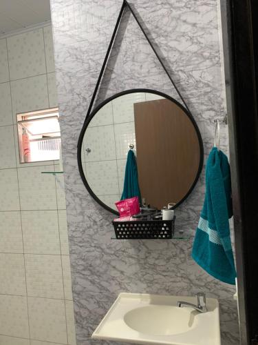 uma casa de banho com um espelho e um lavatório em Flat Completo- Apartamento. em Piranhas