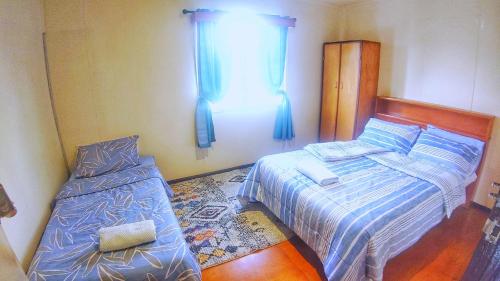 sypialnia z 2 łóżkami i oknem w obiekcie Shalom Mission Home w Mount Hagen