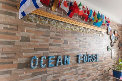 GUEST HOUSE OCEAN FORCEに飾ってある許可証、賞状、看板またはその他の書類