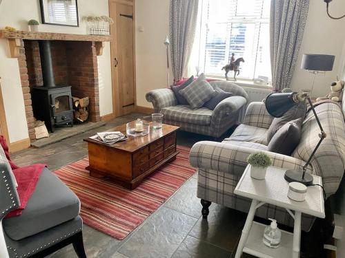 sala de estar con 2 sofás y chimenea en Luxurious Town House for 4 in Desirable Ludlow - pet friendly, en Ludlow
