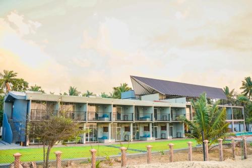 una vista exterior de un complejo con palmeras en Hiru Beach Resort, en Kalpitiya