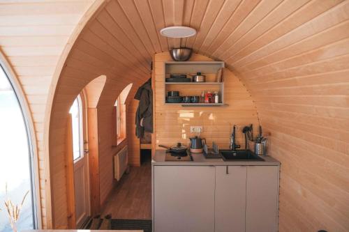 Una cocina o cocineta en KODAS Hubane iglumajutus järve kaldal