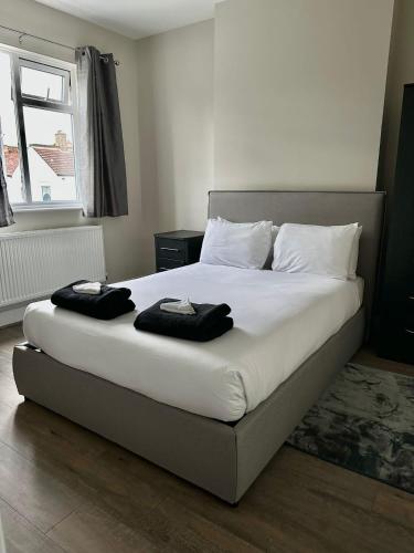 um quarto com uma cama grande com duas toalhas em westcliff on sea em Southend-on-Sea