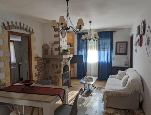 sala de estar con sofá y chimenea en Apartamento Turístico Monteceli, en Gata