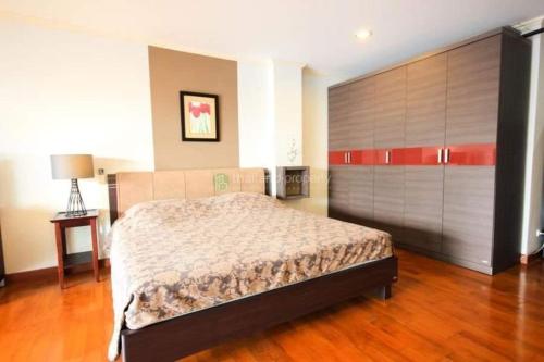 sypialnia z dużym łóżkiem i drewnianą podłogą w obiekcie The Beach Palace w mieście Ban Bo Khaem