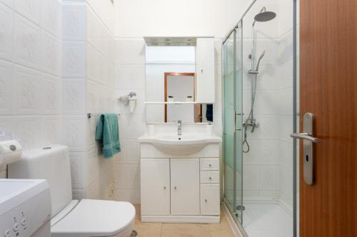 y baño con aseo, lavabo y ducha. en CLY-23 Andalucia By Calyferias, en Albufeira