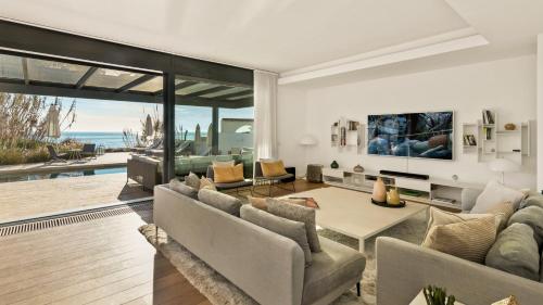 Breath Taking Front Line Beach Villa with Sauna & Jacuzzi