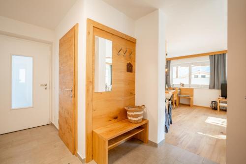 Habitación con puerta de madera y mesa. en Haus Floria Top 2, en Neukirchen am Großvenediger