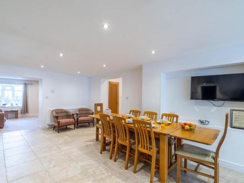 a dining room and living room with a table and chairs at 4 Bed in Langtoft 81235 in Weaverthorpe