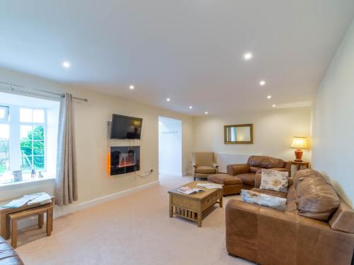 a living room with a couch and a table at 4 Bed in Langtoft 81235 in Weaverthorpe