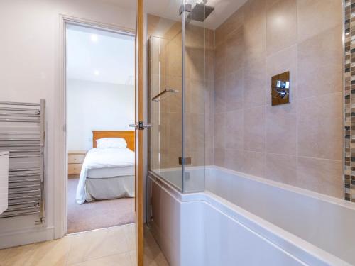 een badkamer met een douche en een bad bij 4 Bed in Langtoft 81235 in Weaverthorpe