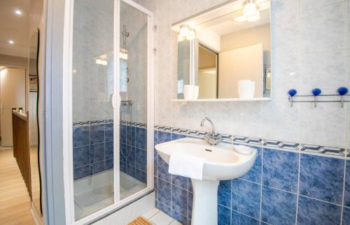 y baño con lavabo y ducha. en Maison hyper centre avec cour arborée - 6pers., en Amboise