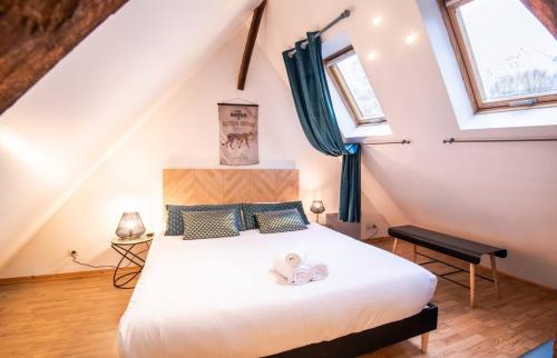 1 dormitorio con 1 cama blanca grande en el ático en Maison hyper centre avec cour arborée - 6pers., en Amboise