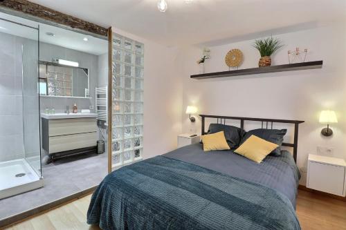 une chambre avec un grand lit et une salle de bain dans l'établissement Le Perchoir - Accueillant & Chaleureux - Mon Groom, à Troyes