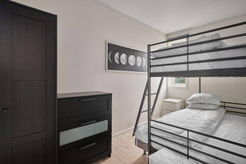 a bedroom with a bunk bed and a dresser at Sentrumsnær og Romslig 4-roms Leilighet in Bergen