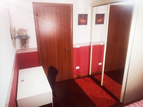 um quarto com um armário e uma alcatifa vermelha em B&B Camera per uomini em Pescara