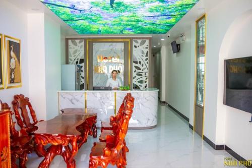 Ấp Bình Hưng的住宿－Khách Sạn Nhà Đất，一间设有酒吧的客房,拥有色彩缤纷的天花板