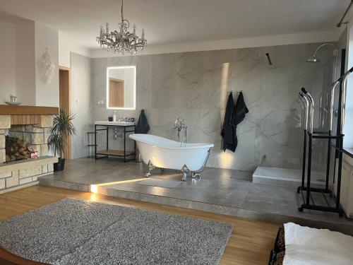 uma grande casa de banho com banheira e lavatório em Dogs Resort and Spa em Horní Bezděkov