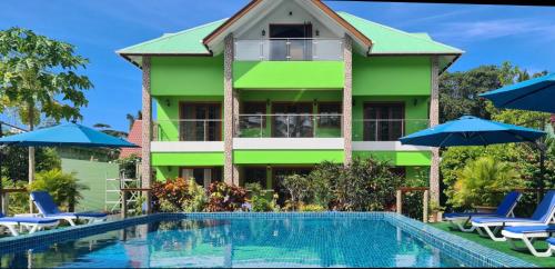 Πισίνα στο ή κοντά στο Benjamine's Guesthouse