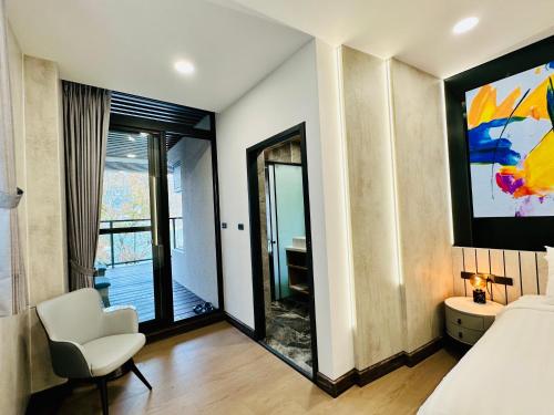 En eller flere senge i et værelse på 水秀一方Sun Moon Lakeside Boutique Hotel