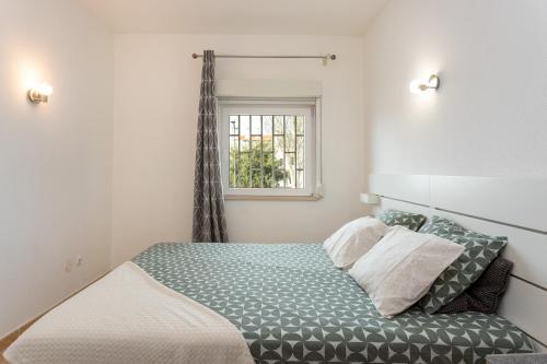 1 dormitorio con cama y ventana en CLY-23 Andalucia By Calyferias, en Albufeira
