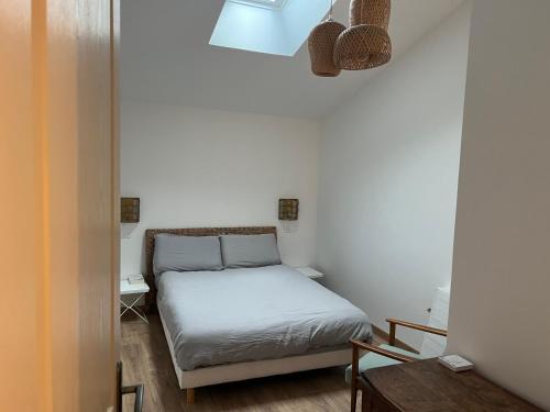 une petite pièce avec un lit et une table dans l'établissement Maison de Ville : La Bellezza Portagnel !, à Arles