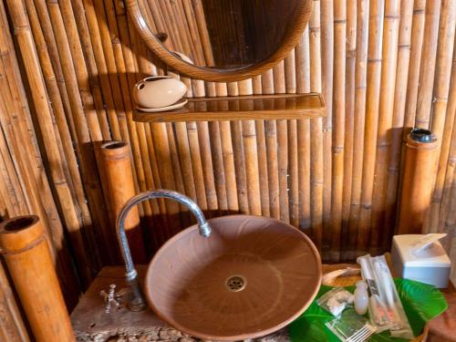 een badkamer met een wastafel en een spiegel bij Pareehut Resort Koh Sichang in Ko Si Chang