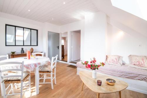 ein Wohnzimmer mit Tisch und Couch in der Unterkunft Le Relais de l'Ormeau - Charmant gîte pour 4 pers. in Lussault-sur-Loire