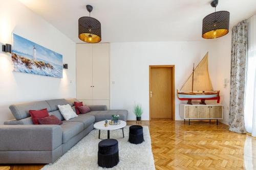 Exclusive Pool Escape Near Sea - Happy Rentals