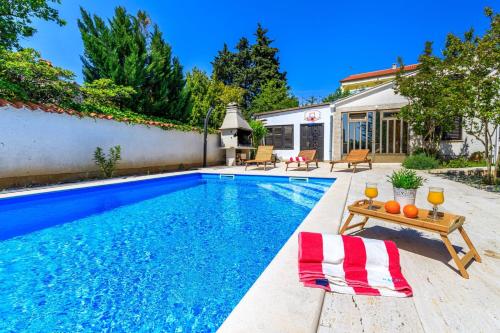 Exclusive Pool Escape Near Sea - Happy Rentals