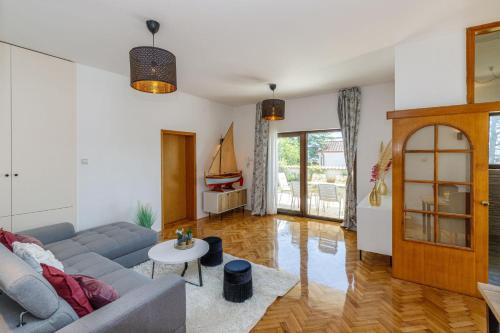 Exclusive Pool Escape Near Sea - Happy Rentals