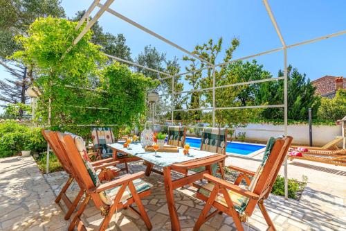 Exclusive Pool Escape Near Sea - Happy Rentals