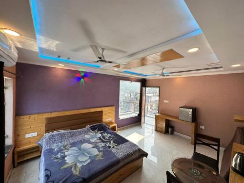 um quarto com uma cama com uma luz azul no tecto em Laxman Jhula Retreat em Rishikesh