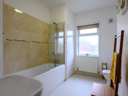 ein Bad mit einer Dusche, einem WC und einem Waschbecken in der Unterkunft 4 Bed in Bournemouth 78807 in Bournemouth