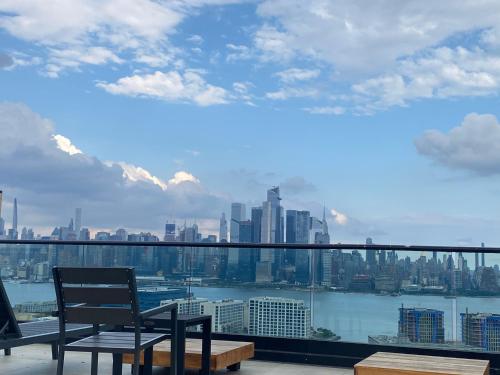 a balcony with a chair and a view of the city at Cozy apt with great city view in Union City