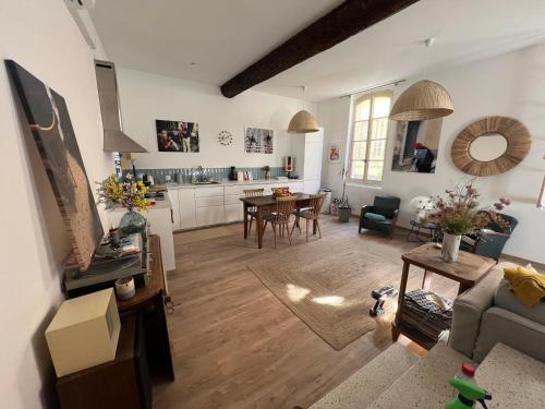 - une vue aérienne sur un salon et une cuisine dans l'établissement Maison de Ville : La Bellezza Portagnel !, à Arles