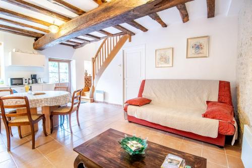 FrancueilGîte Wanouchka - comfort in the countryside!的带沙发和桌子的客厅