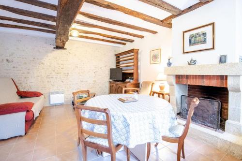 FrancueilGîte Wanouchka - comfort in the countryside!的带桌子和壁炉的客厅