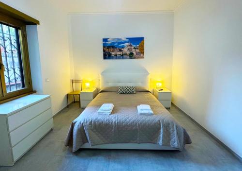 羅馬的住宿－Il Giardino Di Maria - Metro C，一间卧室配有一张带2个床头柜和2盏灯的床。