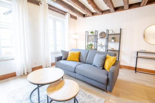 un salon avec un canapé bleu et deux tables dans l'établissement Amboisian charm, à Amboise