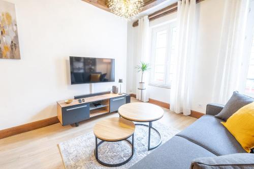 un salon avec un canapé et une table dans l'établissement Amboisian charm, à Amboise