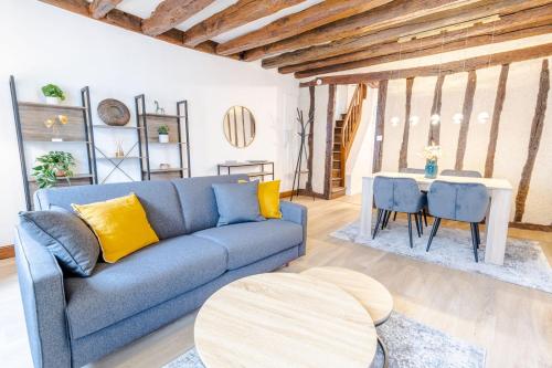 un salon avec un canapé bleu et une table dans l'établissement Amboisian charm, à Amboise