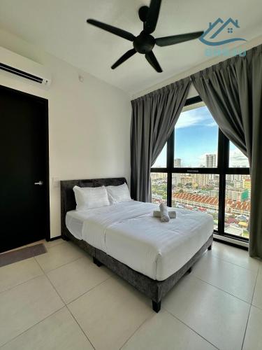 a bedroom with a bed with a ceiling fan at Urban Suites Georgetown by BNB4U in Jelutong