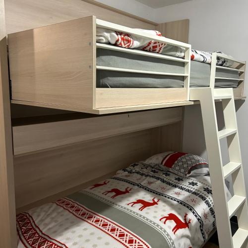 a childs bunk room with a bunk bed at Zeewinde in Bredene