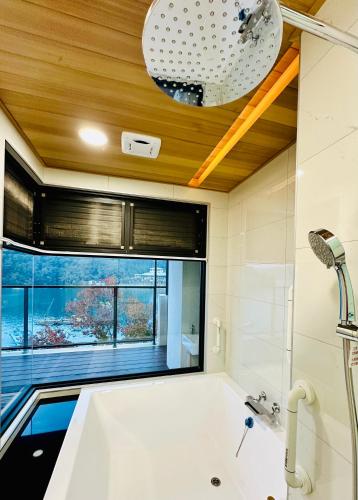Et badeværelse på 水秀一方Sun Moon Lakeside Boutique Hotel