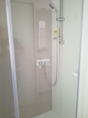 LitteauにあるCamping SIBLUのバスルーム(ガラスドア付きのシャワー付)