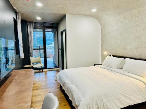 En eller flere senge i et værelse på 水秀一方Sun Moon Lakeside Boutique Hotel