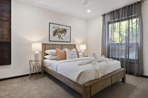 een slaapkamer met een groot bed en een raam bij REGD1 - Wattle Falls - Perth Hills Escape in Perth
